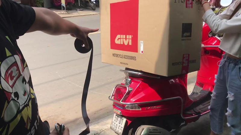 Vận chuyển hàng hóa bằng xe máy giúp tiết kiệm chi phí