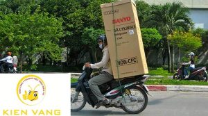 Chở tủ lạnh bằng xe máy