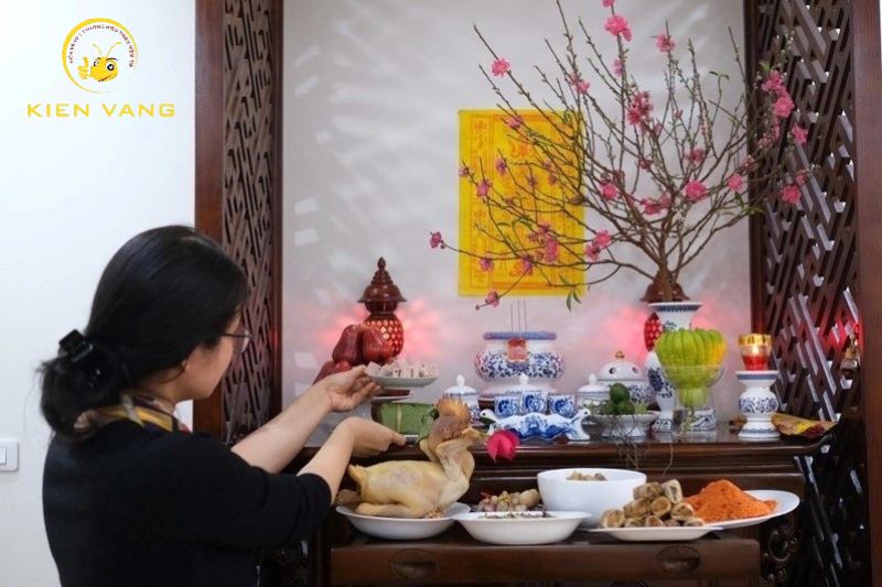 Chuẩn bị mâm lễ cúng cúng gồm hoa quả, trầu cau, bánh kẹo, rượu, bia, nước…