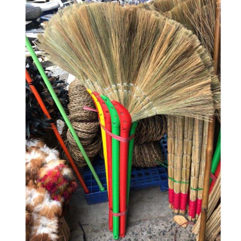 Chổi mang ý nghĩa là mở đường cho cuộc sống mới.