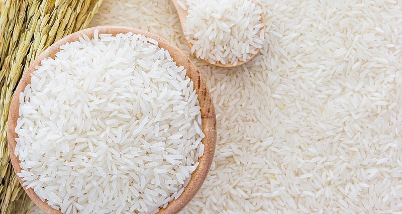 Mang gạo vào nhà trước với hàm ý là cuộc sống mới no đủ.