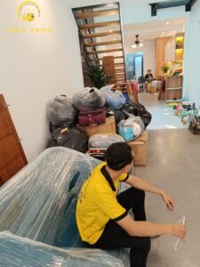 Kiểm tra kỹ giấy tờ và điều khoản được ghi trong hợp đồng.