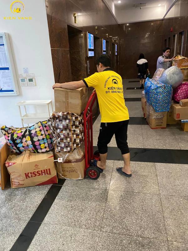 Chuyển nhà tại Terra An Hưng có nhiều khó khăn như tắc đường, bụi bẩn...