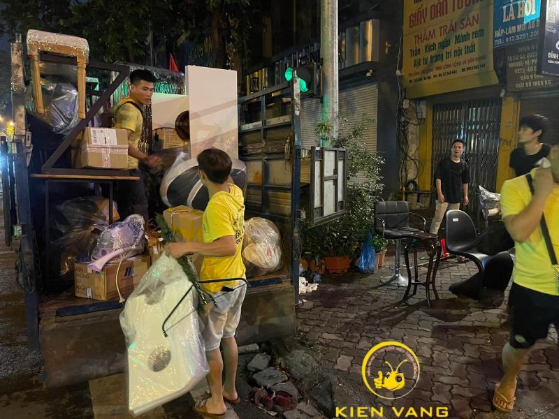 Kiểm tra kỹ lưỡng hợp đồng dịch vụ trước khi ký kết.